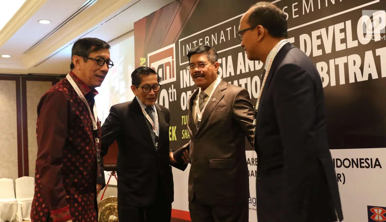 Menkumham, Yassona Laoly (kiri), Ketua MA, Hatta Ali (kedua kanan), Ketua KADIN Roslan P Roeslani (kanan) berbincang saat seminar bertajuk "Indonesia and The Development of International Arbitration", Jakarta, Selasa (28/11). (Liputan6.com/Angga Yuniar)