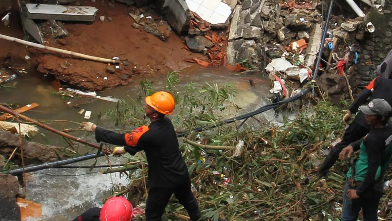 Bencana itu mengakibatkan salah satu atap rumah warga ambruk.