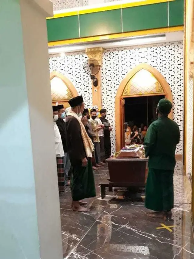 7 Momen Pemakaman Chacha Sherly di Kampung Halaman, Penuh Haru