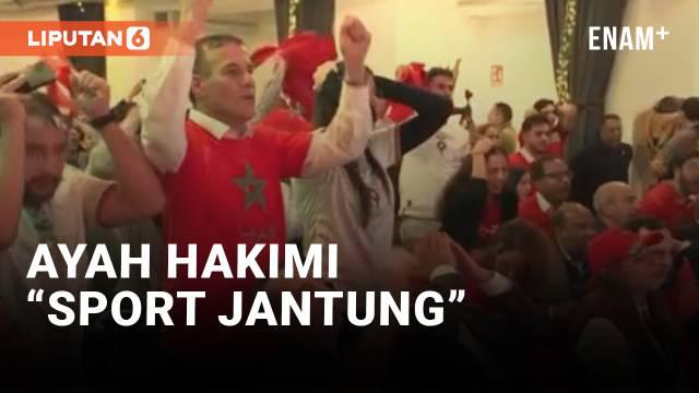 Ayah pemain timnas Maroko Achraf Hakimi menyaksikan laga semifinal di acara nobar yang digelar kedutaan besar Maroko. Sepanjang pertandingan ia terlihat tegang di depan layar kaca.