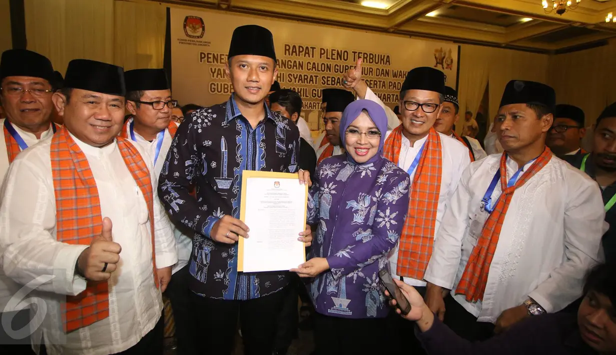 Pasangan Agus H Yudhoyono dan Sylviana Murni menunjukan berkas penetepan Cagub dan Cawagub DKI Jakarta saat rapat pleno terbuka penetapan Cagub dan Cawagub DKI Jakarta, Senin (24/10). (Liputan6.com/Immanuel Antonius)