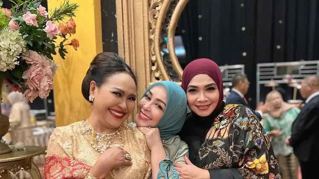 8 Potret Artis Hadir di Pernikahan Anak Bella Saphira, Jadi Ajang Reuni Artis Lawas 90-an