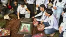 Personel band Slank, Bimo Setiawan Almachzumi atau yang akrab disapa Bimbim (kanan) usai prosesi pemakaman Iffet Veceha atau Bunda Iffet di Tempat Pemakaman Umum (TPU) Karet Bivak Jakarta, Minggu (27/4/2025). (Liputan6.com/Angga Yuniar)