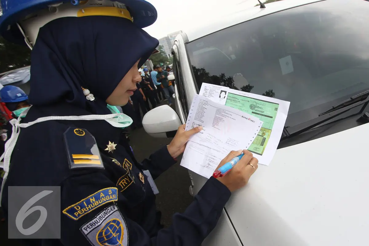20160815-Ratusan-Taksi-Online-Uji-KIR-di-Monas-Jakarta-IA