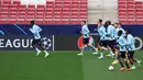 Para pemain  Club Brugge menghadiri sesi latihan di stadion Wanda Metropolitano di Madrid, Selasa (11/10/2022). Club Brugge akan bertandang ke markas Atletico Madrid pada matchday 4 Grup B Liga Champions 2022/2023, Rabu 12 Oktober 2022 dinihari WIB. (Thomas COEX / AFP)