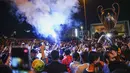 <p>Suporter Manchester City turun ke jalan-jalan tempat dilangsungkannya nonton bareng yang diadakan di Istanbul. (Sercan Ozkurnazli/DIA Images via AP)</p>
