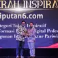 Chief Content Officer (COO) KapanLagi Youniverse, Wens Manggut (kanan) memberikan plakat kepada Kepala Diskominfo Kabupaten Bandung Yosep Nugraha yang mewakili Bupati Kabupaten Bandung, Dadang Supriatna saat acara Anugerah Inspiratif Liputan6.com di hotel Shangri La, Jakarta, Rabu (31/7/2024). Bupati Kabupaten Bandung, menerima penghargaan " Tokoh Inspiratif Pegiat Transformasi Inklusi Digital Pedesaan dan Pembangunan Insfrastuktur Pariwisata". (Liputan6.com/Herman Zakharia)