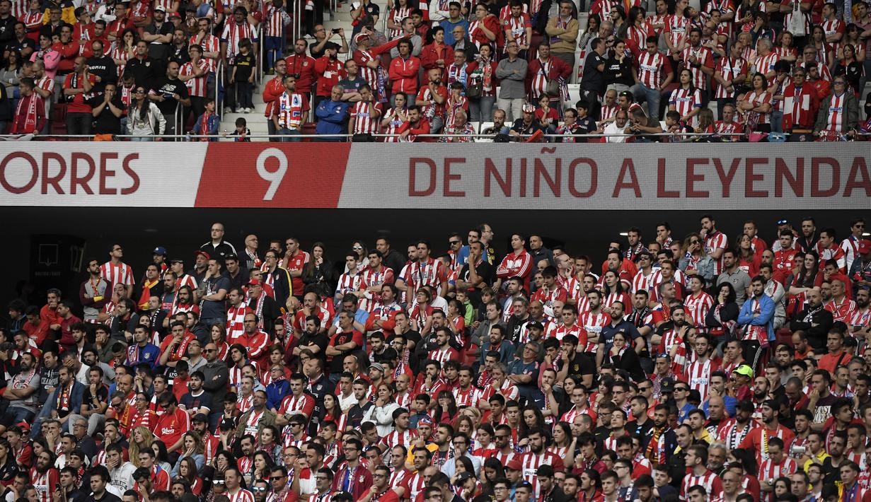 Banner perpisahan striker Atletico Madrid, Fernando Torres, saat melawan Eibar pada laga La Liga Spanyol di Stadion Wanda Metropolitano, Madrid, Minggu (20/3/2018). Laga ini merupakan yang terakhir bagi Torres bersama Atletico. (AFP/Gabriel Bouys)