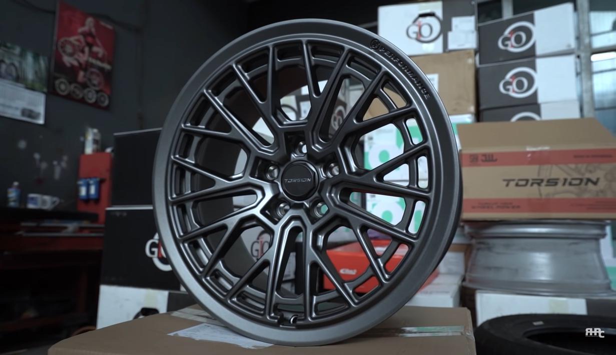 RH Performance Wheel merupakan hasil kerjasama antara Ridwan Hanif dengan Torsion. Velg ini memiliki desain yang cukup agresif dengan model jari-jari berwarna gun metal. Ukurannya menggunakan ukuran 18 inci dengan PCD 5x114.3. (Source: YouTube/Ridwan Hanif Rahmadi)