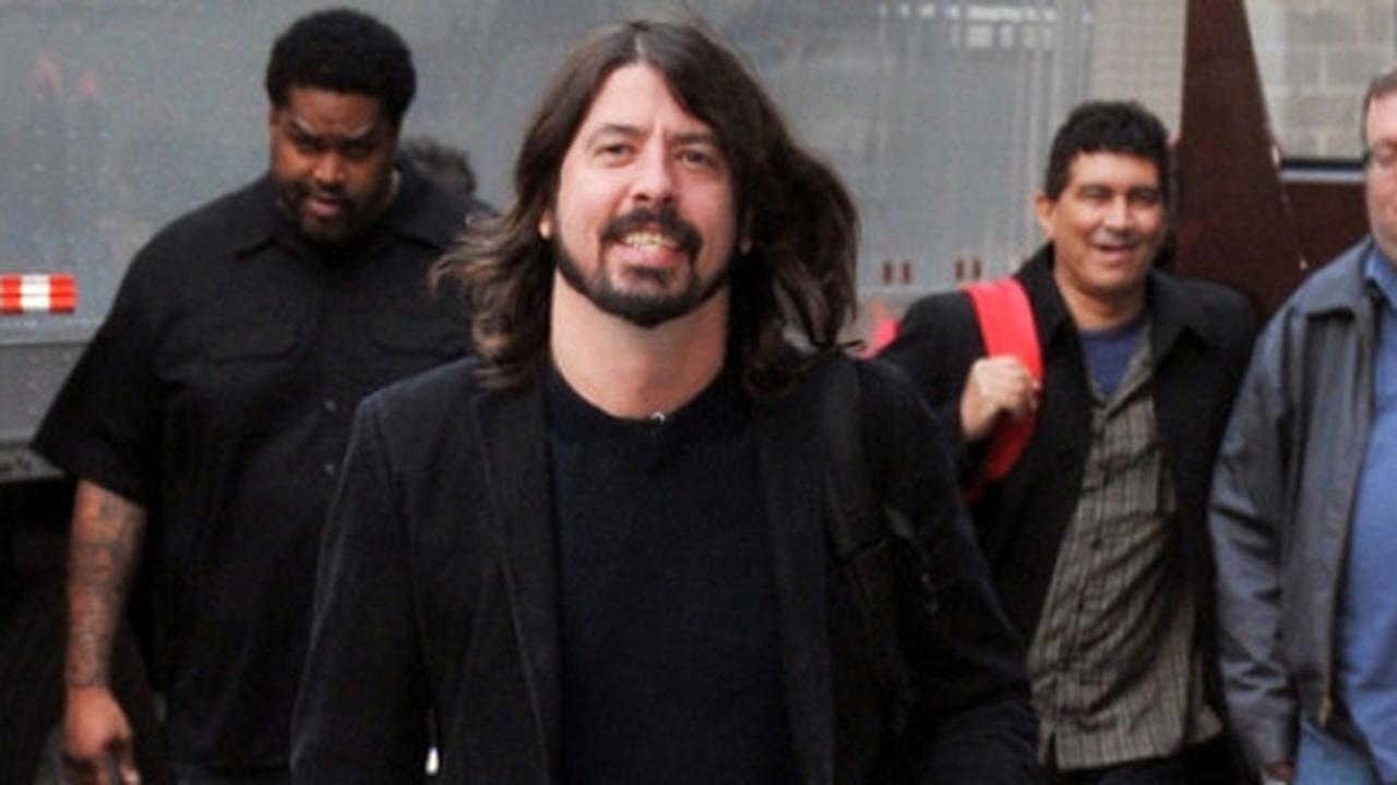 Padahal kaki patah, Dave Grohl diminta kembalikan uang