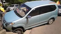 Minibus Terperosok Lubang, Arus Lalu Lintas Depan KPK Macet