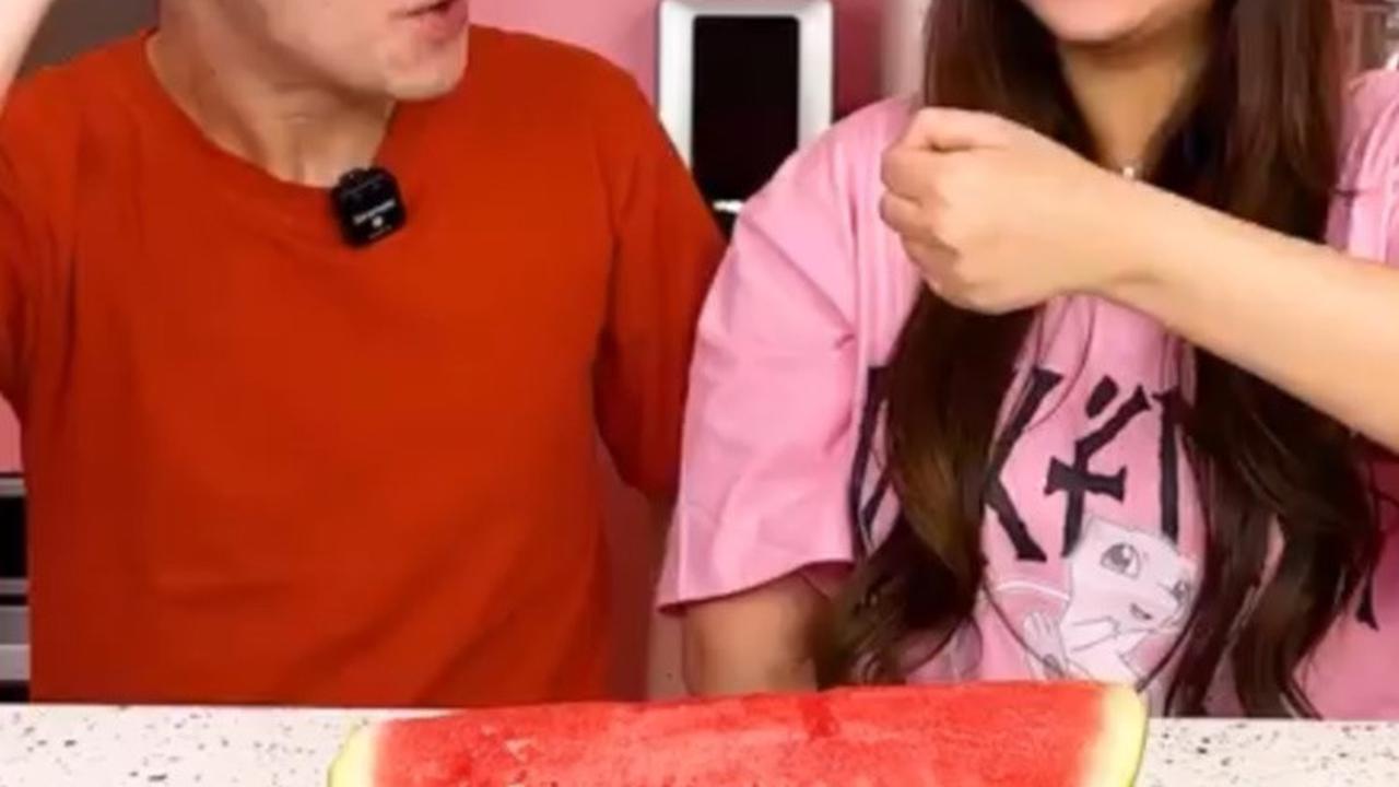 Sisca semakin tampak percaya diri menunjukkan kondisinya yang tengah hamil besar. Pemilik jargon 'mari kita coba' ini juga masih aktif membuat konten bersama suaminya.