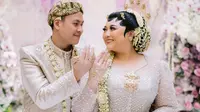 Berbeda dengan Salsha, selebgram dan content creator Clarissa Putri memilih kebaya adat Jawa saat melangsungkan akad nikah dengan kekasihnya, Pradipha. [@venemapictures].