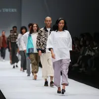 Enharmonic Tavern dalam Rakuten Fashion Week Tokyo di Jakarta Fashion Week 2020 | Adrian Putra/Fimela.com