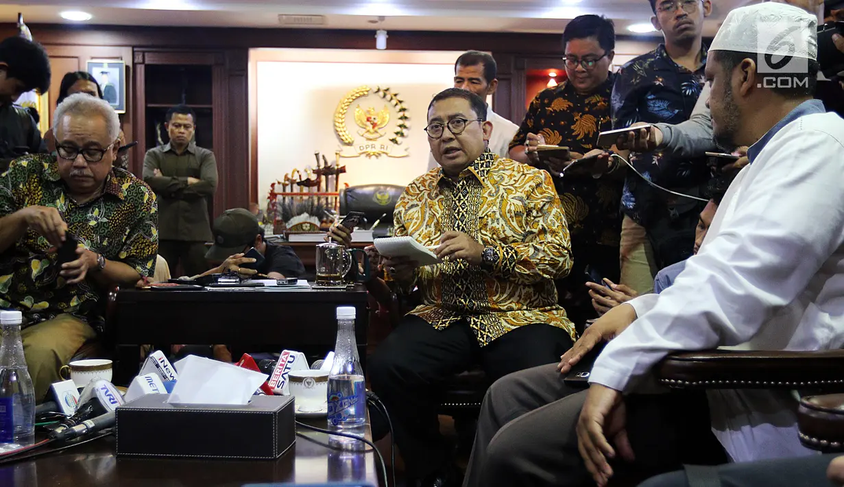 Wakil Ketua DPR Fadli Zon (tengah) berbincang dengan kuasa hukum Abu Bakar Baasyir, Mahendradatta dan anak Abu Bakar Baasyir, Abdurrochim di Kompleks Parleman, Jakarta, Rabu (23/1). Pemerintah membatalkan pembebasan Baasyir. (Liputan6.com/JohanTallo)