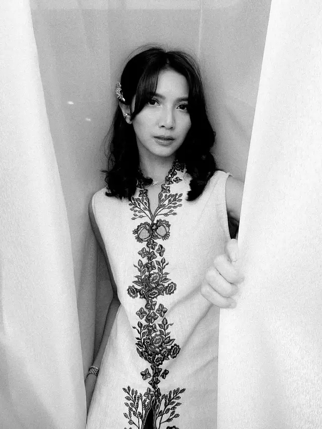 Sheila Dara Tampil Anggun Rayakan Hari Batik dengan Kebaya Modern dan Kain Biru