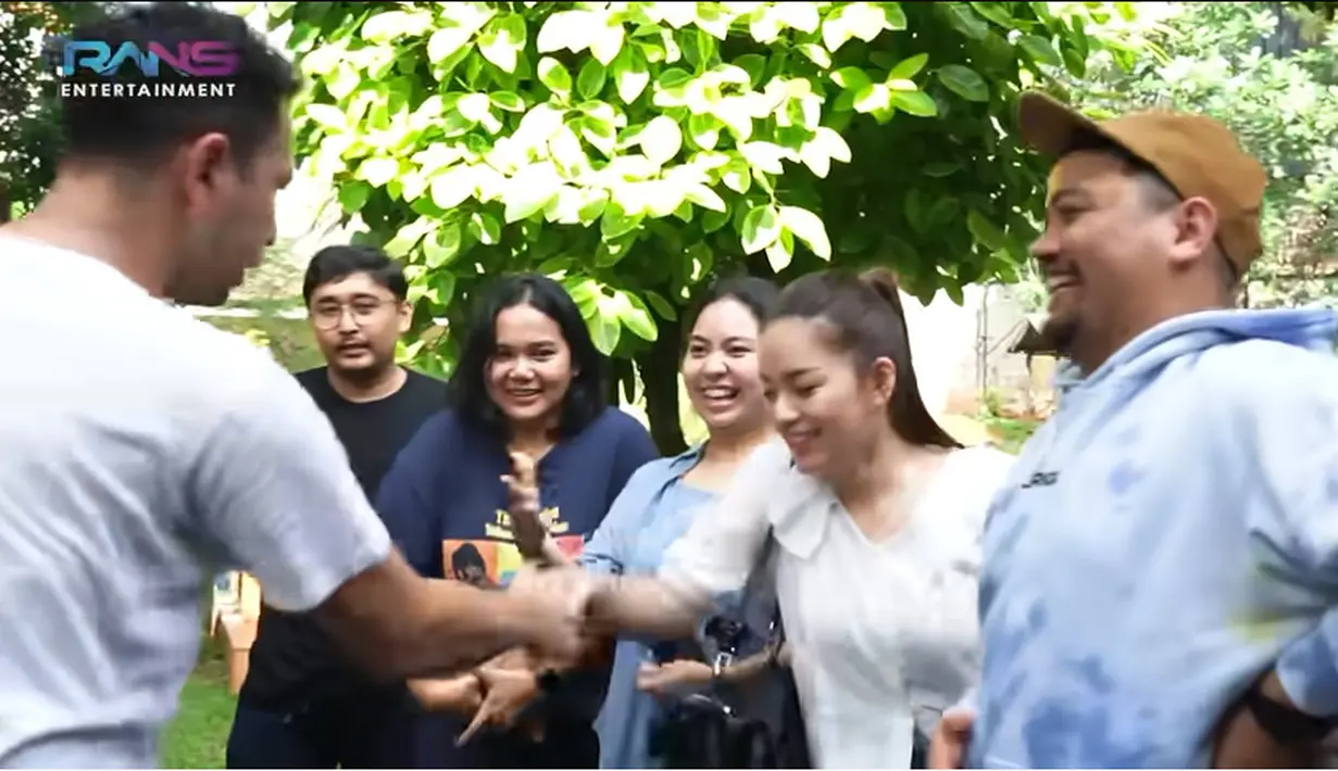 Setelah semua sepakat dan berkomitmen untuk menurunkan berat badan 5 kilogram dalam sebulan, Raffi mengajak salaman ke semua karyawannya. [Youtube/Rans Entertainment]