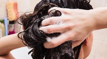 Keramas Di Malam Hari Bisa Bikin Rambut Rontok Dan Ketombe Beauty Fimela Com