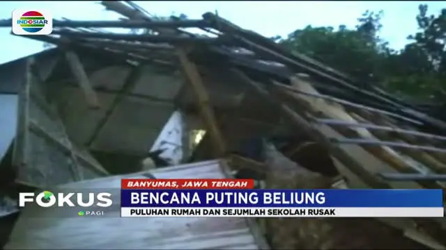 Banyak rumah dan gedung sekolah rusak tertimpa pohon tumbang dan atap genting yang berterbangan.