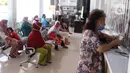 Nasabah menghitung uang saat di Pegadaian Kota Tangerang, Banten, Kamis (4/6/2020). Memasuki tahun ajaran baru yang jatuh pada 13 Juli 2020, warga ramai menggadaikan barang mereka untuk persiapan masuk sekolah anak. (Liputan6.com/Angga Yuniar)