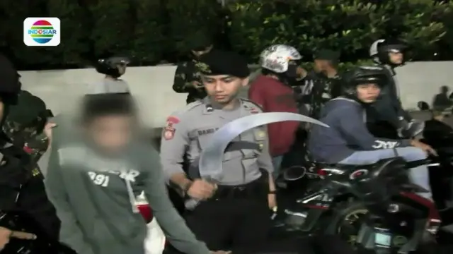 Puluhan senjata tajam dan sebuah air soft gun disita polisi dalam operasi serentak yang digelar di Jakarta.