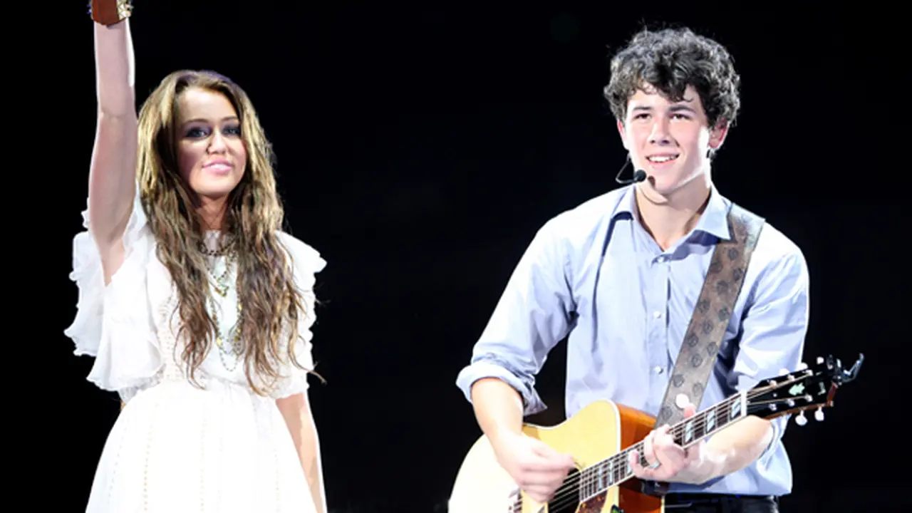 Nick Jonas dan Miley Cyrus