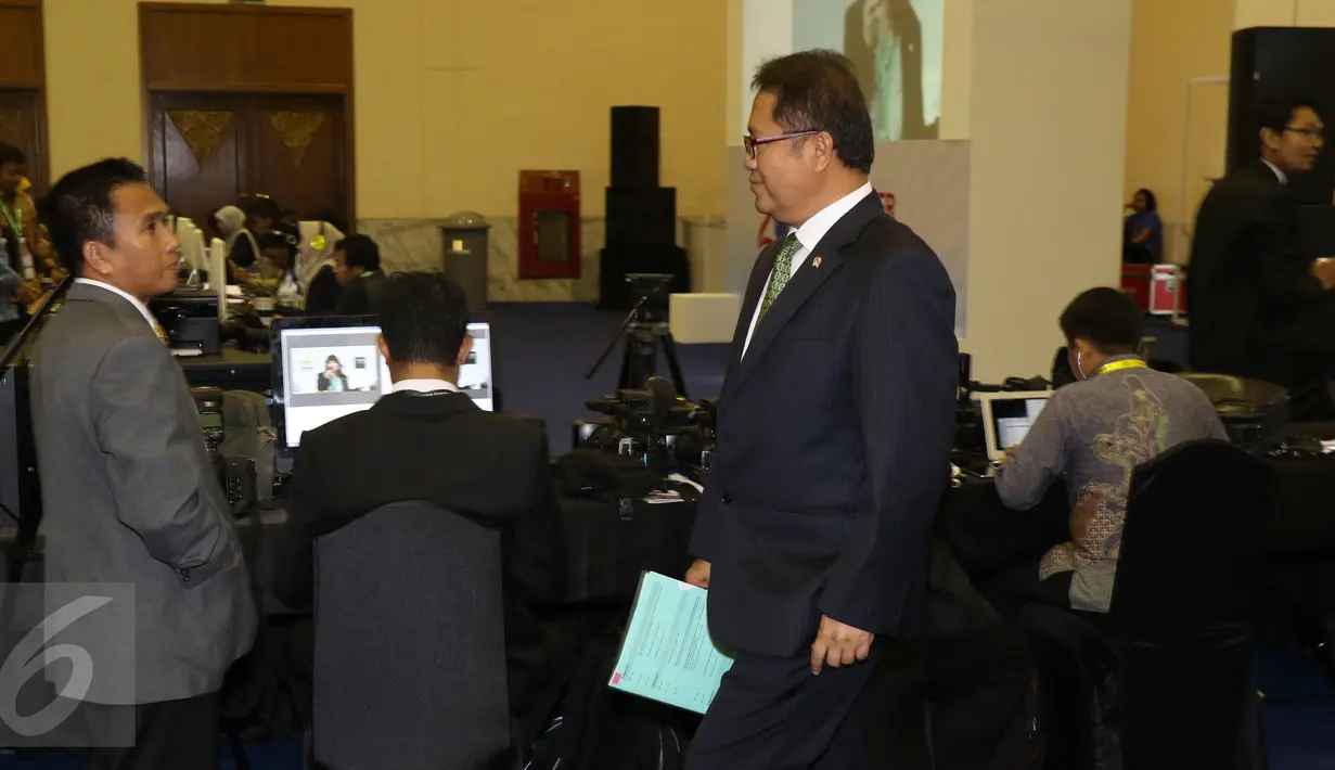 Menkominfo Rudiantara berjalan meninjau Media Center untuk KTT IORA 2017 di JCC, Jakarta, Senin (6/3). Peninjauan dilakukan untuk melihat kondisi media center agar awak media dapat melakukan peliputan dengan mudah. (Liputan6.com/Angga Yuniar)