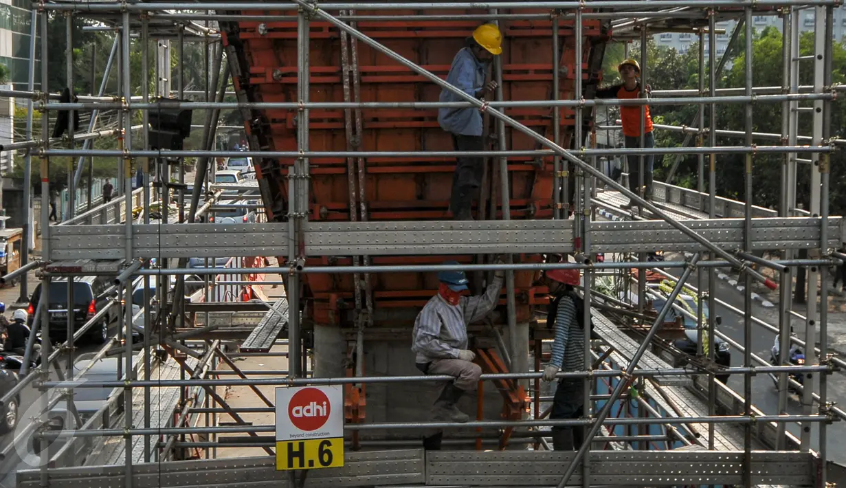 Sejumlah pekerja menyelesaikan pengerjaan proyek pembangunan busway layang Ciledug-Tendean di kawasan Mampang, Jakarta, Kamis (6/8/2015).Pengerjaan tiang fondasi jalan layang Koridor XIII direncanakan rampung pada Agustus  ini. (Liputan6.com/Yoppy Renato)