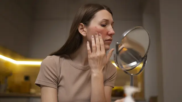 Tips Memilih Cleanser yang Tepat Sesuai Jenis Kulit (photo by freepik.com)