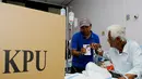 Pasien RS.Fatmawati dibantu petugas KPPS mencelupkan jari kelingkingnya sebagai bukti bahwa pasien tersebut telah menggunakan hak pilihnya di RS.Fatmawati, Jakarta Selatan, Rabu (9/4) (Liputan6.com/Andrian M Tunay)