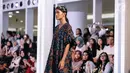 Seorang model menjadi pusat perhatian saat mengenakan busana rancangan Iwan Tirta Private Collection x Mel Ahyar dalam acara Fashion Nation 2018 di Senayan City, Jakarta, Rabu (18/4). (Liputan6.com/Faizal Fanani)