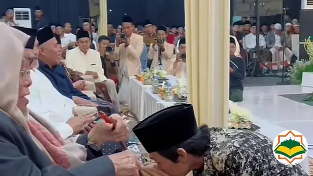 Gus Iqdam cium KH Nurul Huda Djazuli 2