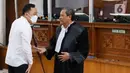 Terdakwa kasus dugaan pembunuhan berencana Brigadir Yosua, Ricky Rizal berbincang dengan kuasa hukum saat mengikuti sidang lanjutan di PN Jakarta Selatan,Selasa (14/2/2023). Sidang tersebut beragenda pembacaan vonis oleh majelis hakim. (Liputan6.com/Herman Zakharia)