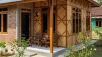 9 Desain Rumah Kampung dengan Kombinasi Tembok dan Anyaman Bambu Modern