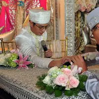Prosesi akad nikah pun berlangsung sangat khidmat. Diawali dengan beberapa proses seperti pembacaan ayat suci Alquran, Rizky Kinos pun akhirnya tuntas mengucapkan ijab qabul dengan bahasa Indonesia dalam sekali helaan nafas. (Deki Prayoga/Bintang.com)