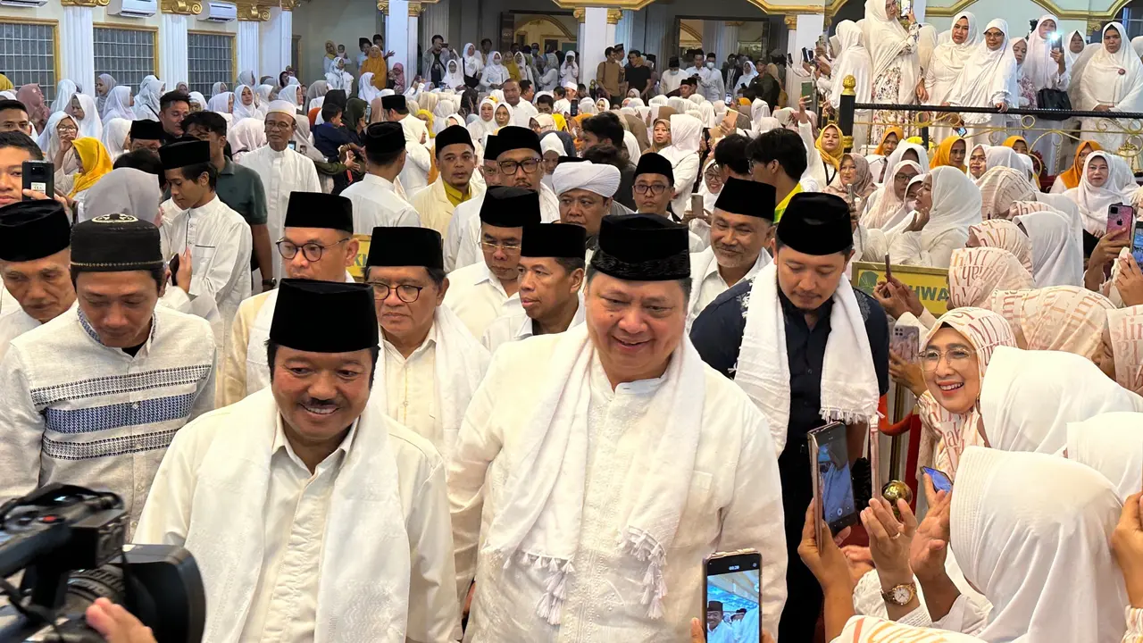 Ketua Umum Partai Golkar Airlangga Hartarto menghadiri penyelenggaraan Gerakan Indonesia Bertadarus Alquran yang disingkat Gibran di Alexandria Islamic Boarding School, Jalan Pengasinan, Bekasi Timur, Jawa Barat, Kamis (25/1/2024).