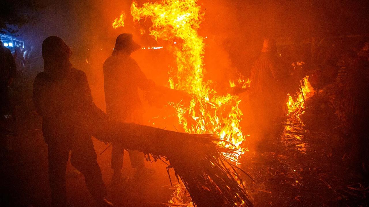 FOTO: Keseruan Tradisi Perang Obor Pikat Ribuan Warga di Jepara