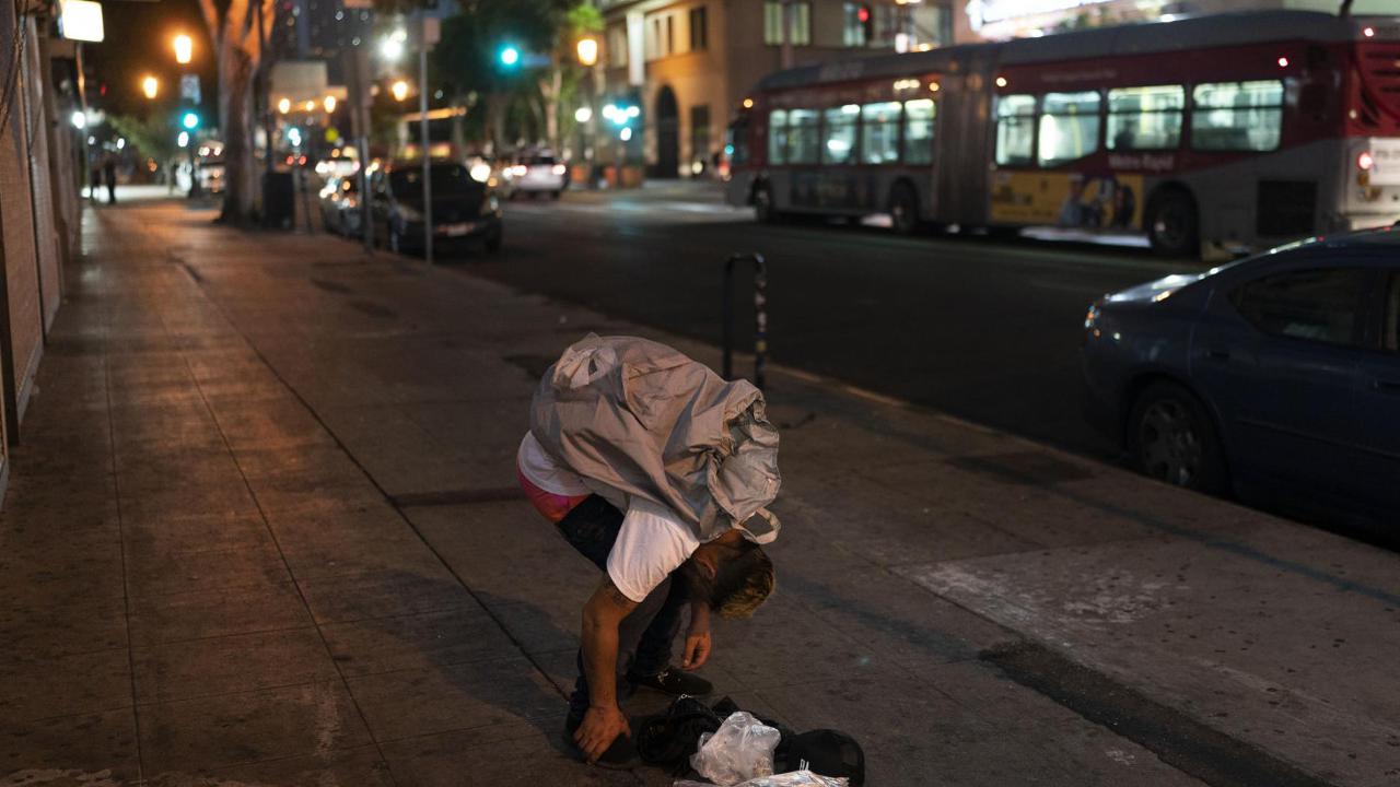 Seorang pria 36 tahun di Los Angeles tidur di jalanan usai merokok fentanyl pada Agustus 2022 lalu. Dok: AP Photo/Jae C. Hong
