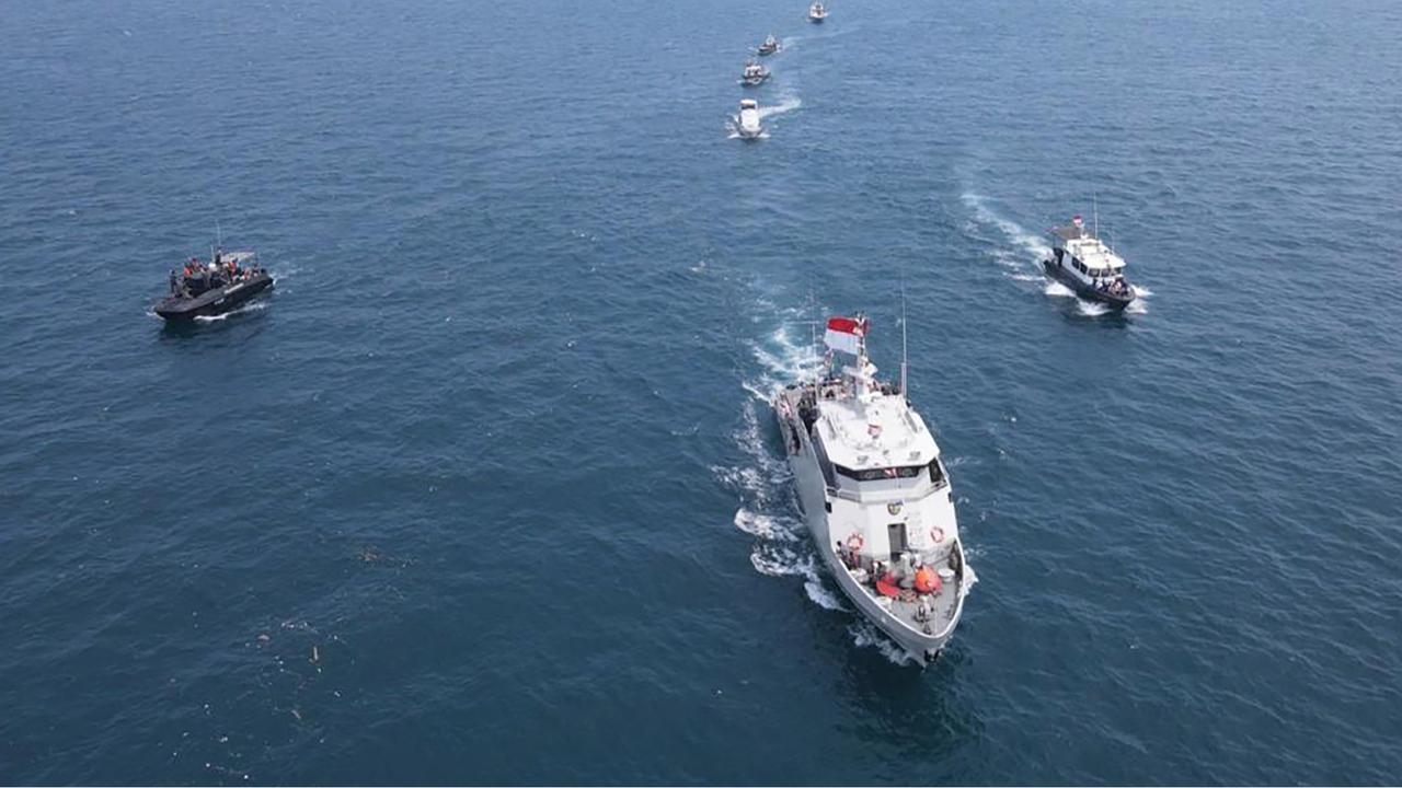 FOTO: Keren! Lanal Banten Kibarkan Merah Putih dari Dasar Laut Pulau Sangiang