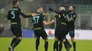 Bek Inter Milan, Alessandro Bastoni (kedua kanan) dipeluk rekan setimnya usai mencetak gol ke gawang Lazio pada pertandingan lanjutan Liga Serie A Italia di Stadion San Siro, di Milan, Italia, Senin (10/1/2022). Inter Milan menang tipis atas Lazio 2-1. (AP Photo/Antonio Calani)