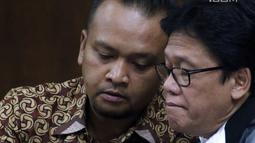 Direktur Operasional PT Murakabi Sejahtera, Irvanto Hendra Pambudi Cahyo (kiri) saat sidang lanjutan dugaan korupsi proyek pengadaan e-KTP di Pengadilan Tipikor, Jakarta, Selasa (7/8). Sidang mendengar keterangan saksi. (Liputan6.com/Helmi Fithriansyah)