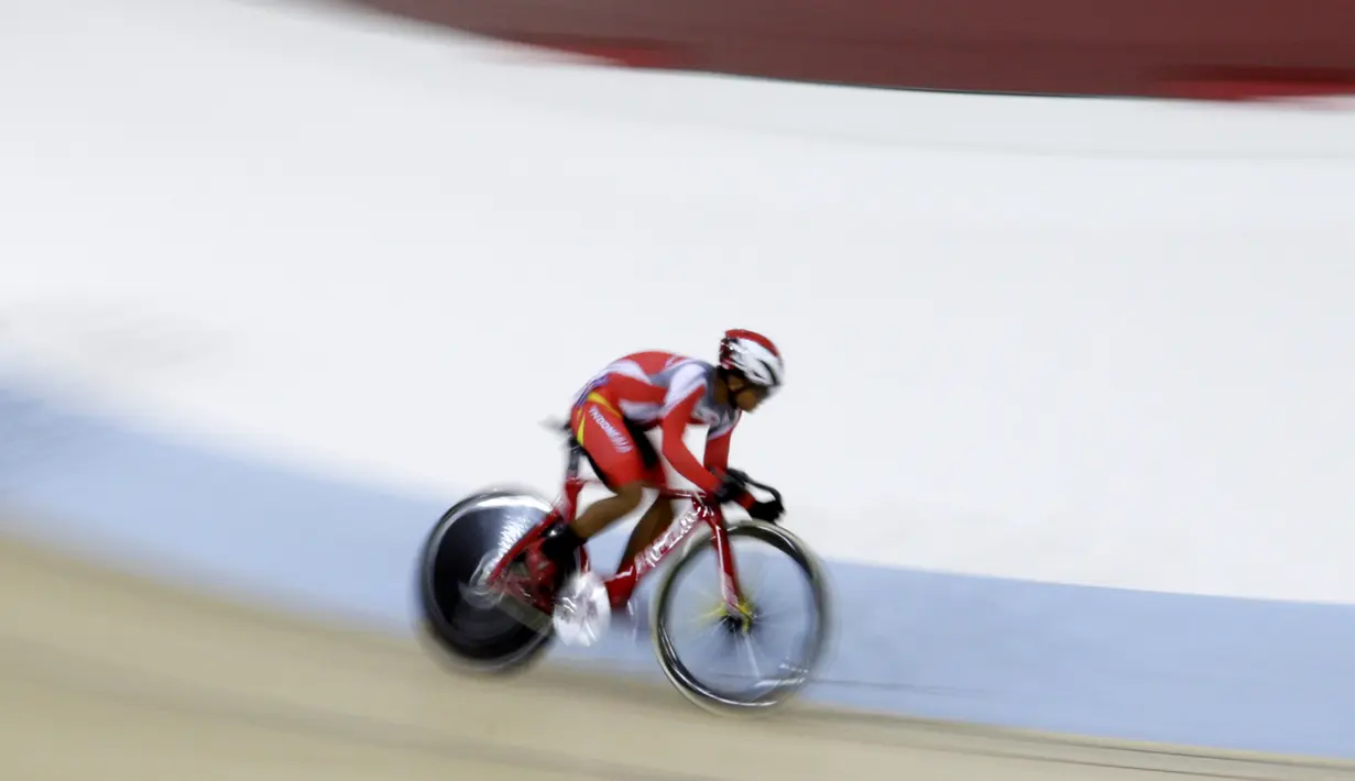 Pesepeda Indonesia, Angga Dwi Wahyu, memacu kecepatan pada nomor scratch race junior putra saat Asian Track Championship 2019 di Jakarta International Veledrome, Jakarta, Kamis (10/1). Angga berhasil meraih emas. (Bola.com/Yoppy Renato)