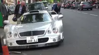 Dilintasi Mobil Ini, Publik Paris Pun Terperangah