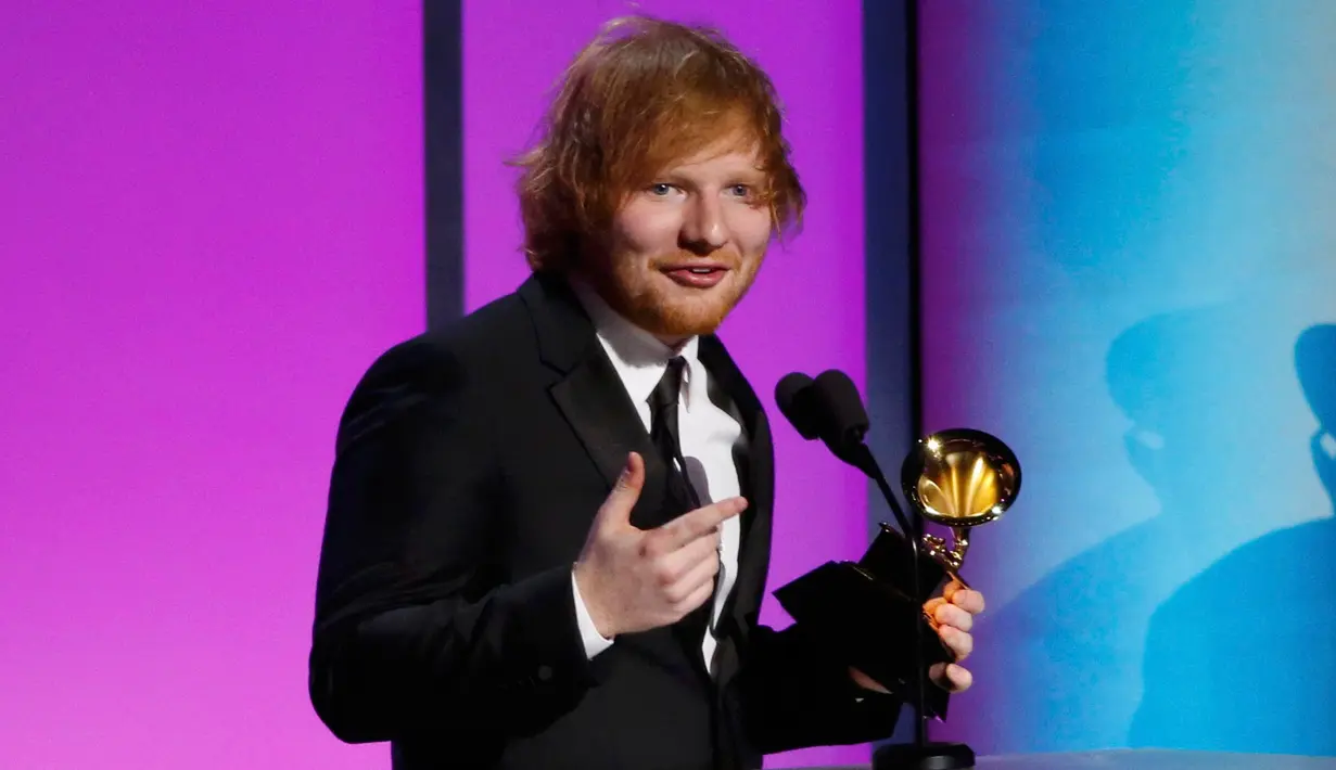 Penyanyi Ed Sheeran menerima penghargaan Best Pop Solo Performance untuk lagu 'Thinking Out Loud' pada Grammy Awards ke-58 di Los Angeles, Senin (15/2). Ed pertama kali masuk ke nominasi Grammy pada 2013 lewat hitsnya 'The A Team'. (REUTERS/Mario Anzuoni)