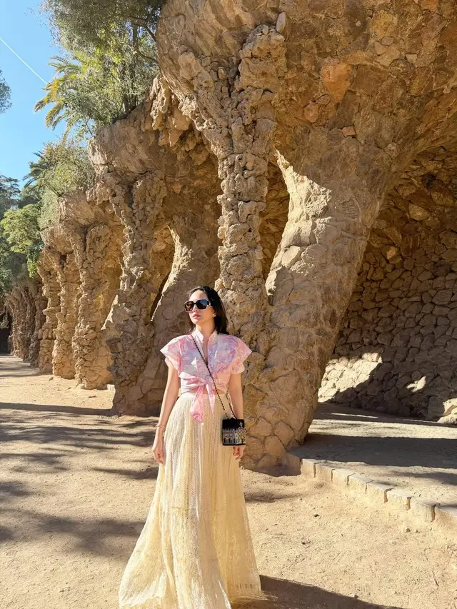 Feminin Berkelas di Barcelona, Gaya Liburan Shandy Aulia dengan Sentuhan Dior & Chanel Bernilai Ratusan Juta