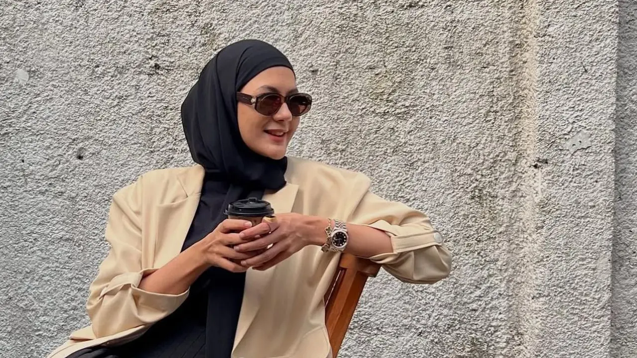 Lima gaya blazer ala Paula Verhoeven (Instagram/@paula_verhoeven)