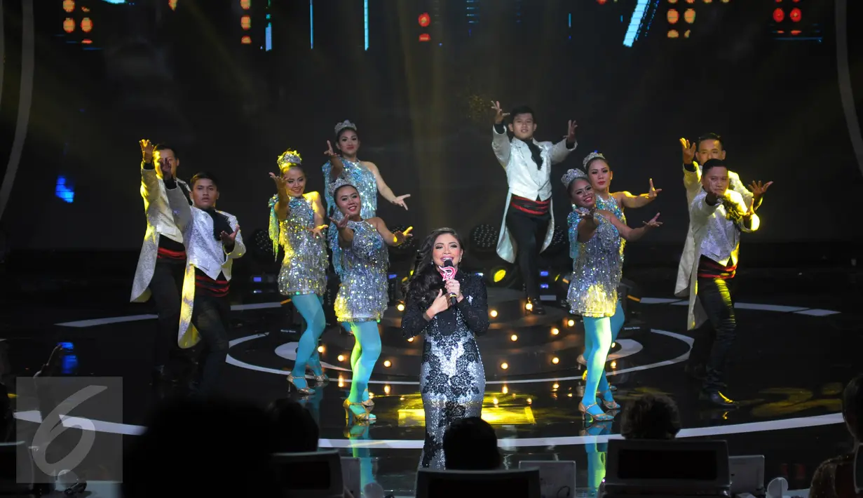 Penampilan Shiha Zikir asal Malaysia dalam Grand Final D'Academy Asia 2015 di Studio 5 Indosiar, Jakarta, Senin (28/12). Malam puncak grand final D'Academy Asia akan digelar pada 29 Desember malam. (Liputan6.com/Herman Zakharia)