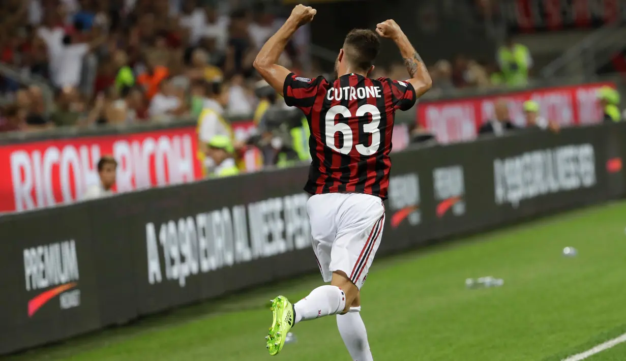 Penyerang AC Milan, Patrick Cutrone melakukan selebrasi usai mencetak gol ke gawang Cagliari pada lanjutan liga Serie A Italia di stadion San Siro di Milan, (27/8). AC Milan menang atas Cagliari dengan skor 2-1. (AP Photo / Luca Bruno )