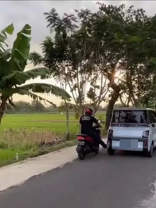 10 Potret Absurd Orang Bantu Dorong Kendaraan Mogok Ini Bikin Geleng Kepala