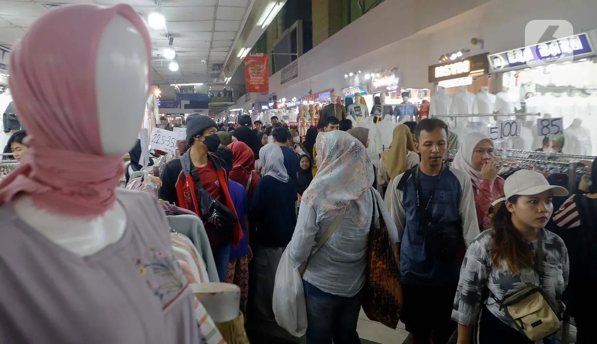 Warga memadati Pasar Tanah Abang untuk berbelanja kebutuhan lebaran, Jakarta, Senin (1/4/2024). (Liputan6.com/Herman Zakharia)